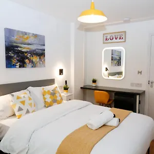  Séjour chez l'habitant New Luxury In The Heart Of Next To Shops, Cafes, Bars & Metro With Shared Bathrooms Royaume-Uni